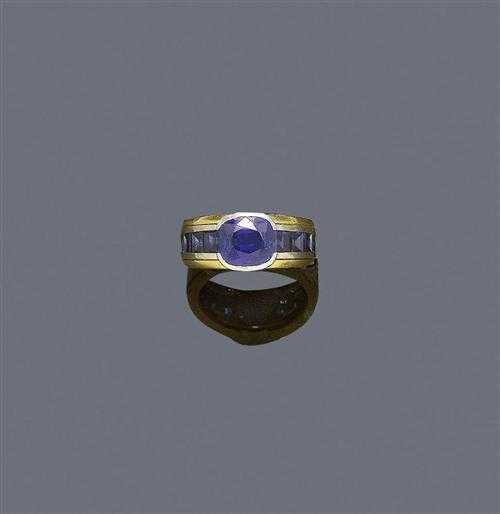 Appraisal: KASHMIR SAPPHIRE AND GOLD RING HEMMERLE Yellow gold and platinum