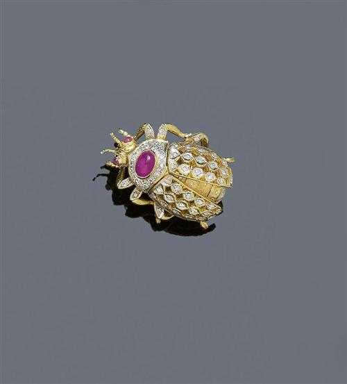 Appraisal: BRILLIANT-CUT DIAMOND AND RUBY CLIP Yellow gold Decorative clip for