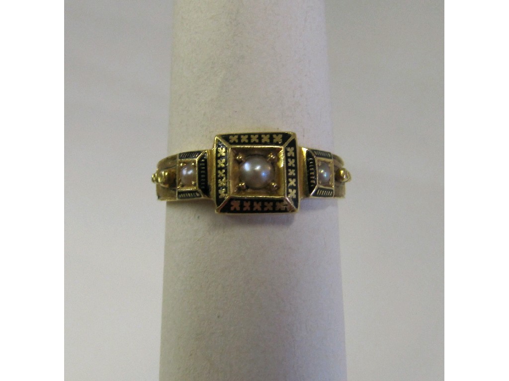 Appraisal: Victorian ct gold remembrance ring with black enamel decoration and