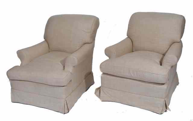 Appraisal: A PAIR OF GOOD QUALITY CREAM UPHOLSTERED MODERN ARMCHAIRS