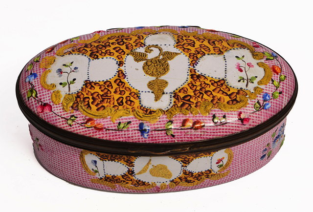 Appraisal: A GEORGE III OVAL SNUFF BOX the pink diaper ground