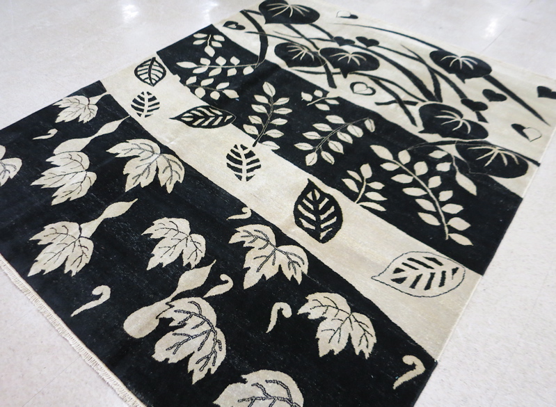 Appraisal: CONTEMPORARY HAND KNOTTED ORIENTAL CARPET foliate silhouette design on alternating