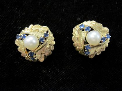 Appraisal: karat yellow gold leaf form earringsEach with one central pearl