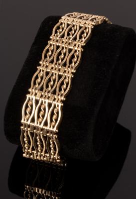 Appraisal: A ct yellow gold fancy link bracelet with safety chain