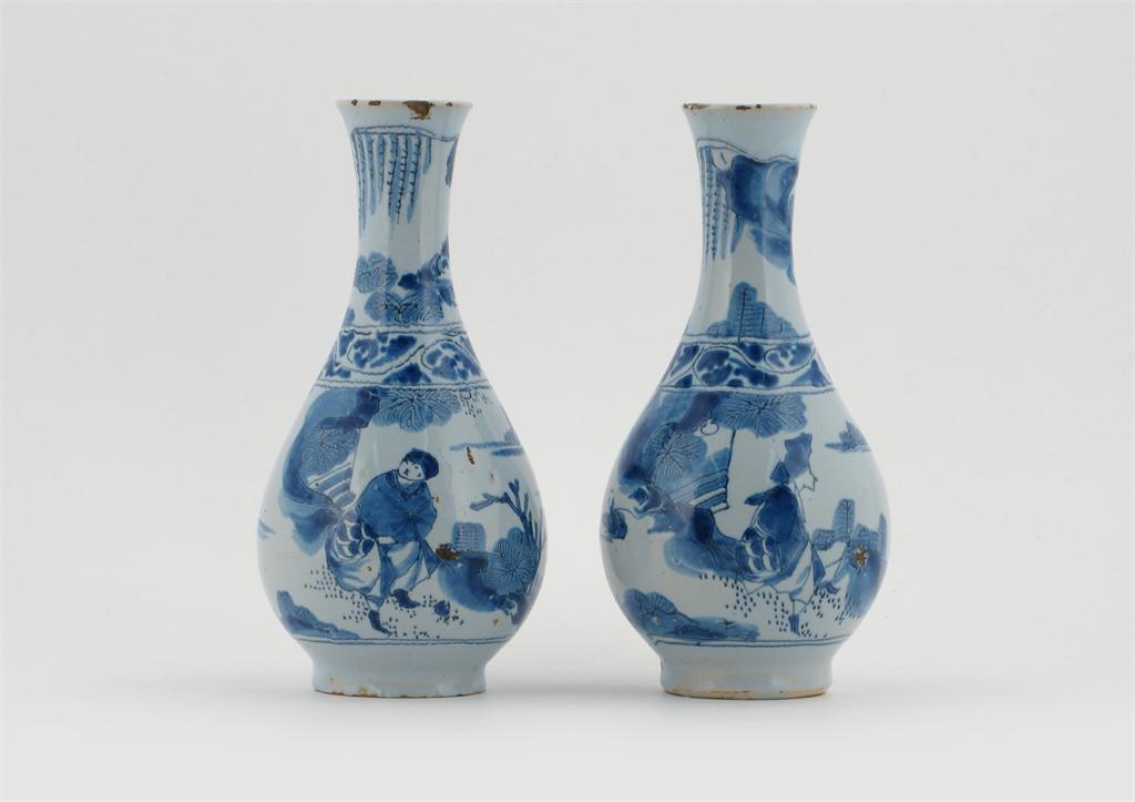 Appraisal: A pair of Delft vases