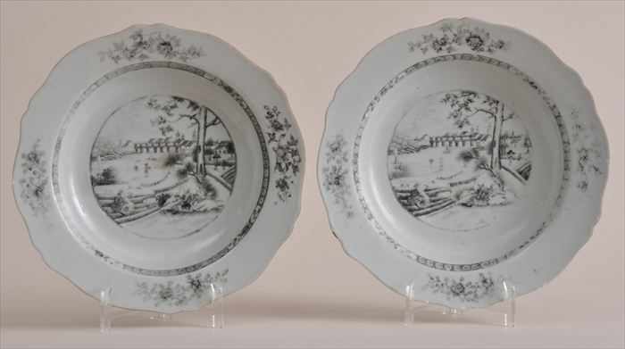 Appraisal: PAIR OF CHINESE EXPORT PORCELAIN GRISAILLE-DECORATED SOUP PLATES With a