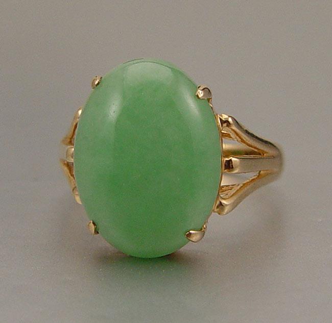 Appraisal: K JADE RING K yellow gold ring with oval jadeite