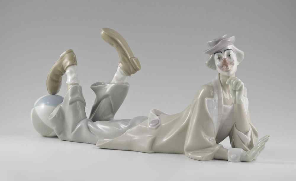 Appraisal: LLADRO PORCELAIN FIGURINE CLOWN Salvador Furio sculptor issued retired ''h