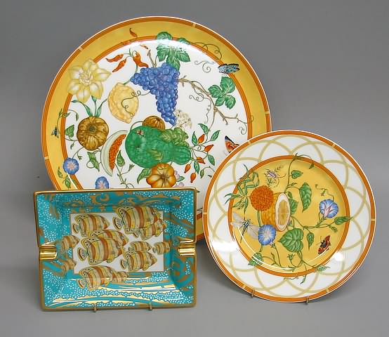 Appraisal: Two plates and an ashtray with original packaging La siesta