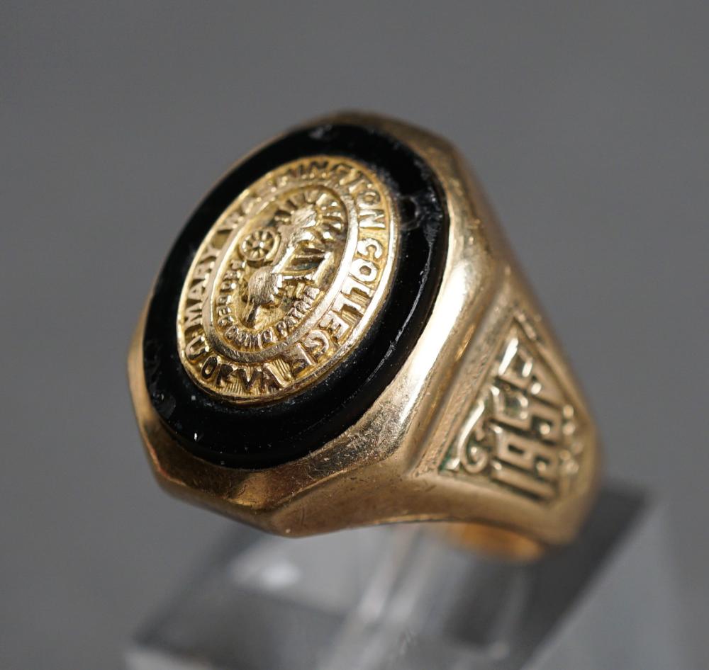 Appraisal: -KARAT YELLOW-GOLD AND BLACK ONYX 'MARY WASHINGTON COLLEGE' CLASS RING