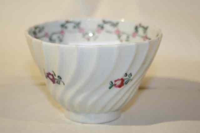 Appraisal: AN EARLY TH CENTURY NEW HALL STYLE TEA BOWL of