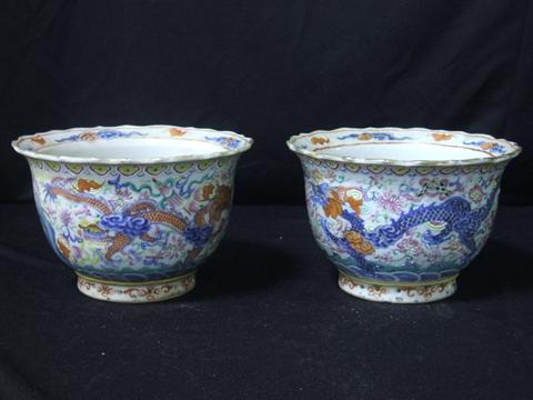 Appraisal: PAIR CHINESE FAMILLE ROSE CACHE POTS Late Qing Dynasty circular