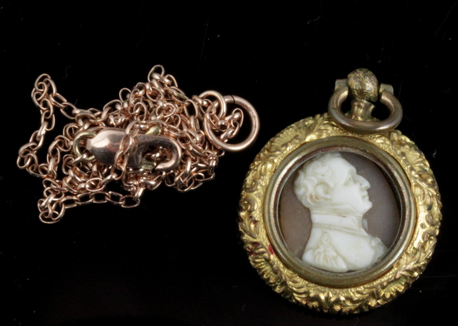 Appraisal: A pendant containing a small shell cameo depicting Wellington in