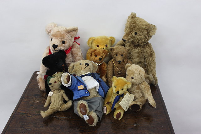 Appraisal: A QUANTITY OF COLLECTORS TEDDY BEARS to include two Deans