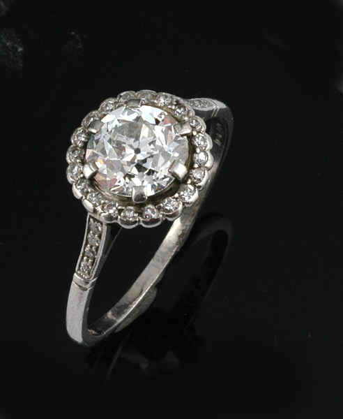 Appraisal: A DIAMOND CLUSTER RING Centrally set with an old European