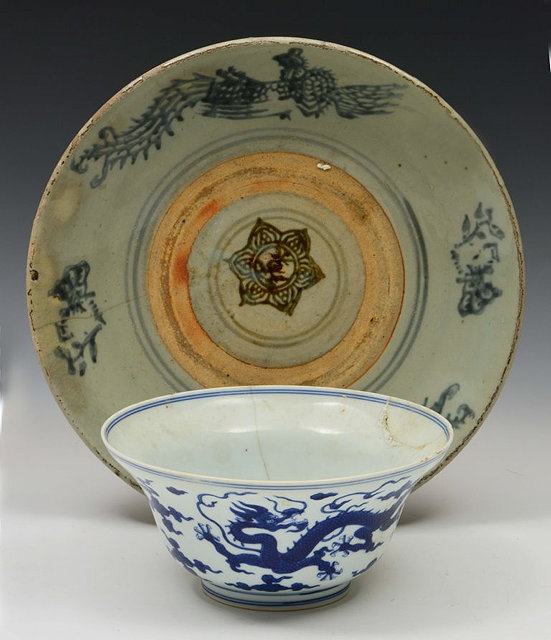 Appraisal: A CHINESE BLUE AND WHITE PORCELAIN BOWL decorated dragons and