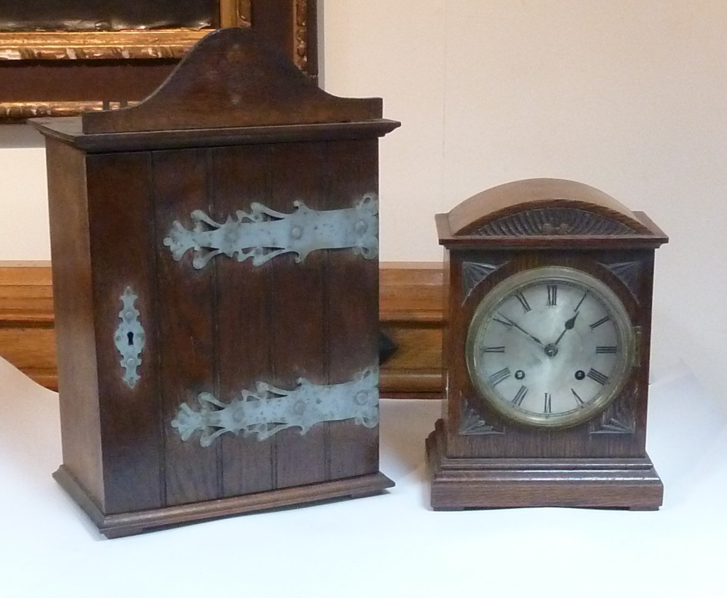 Appraisal: A stained pine hanging cabinet with strapwork hinges cm wide