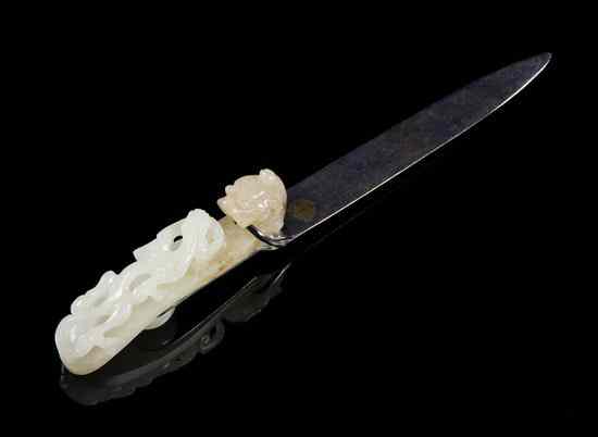 Appraisal: A Chinese White Jade Belthook having a dragon head hook