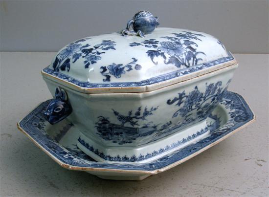 Appraisal: th century Chinese blue and white tureen and cover with