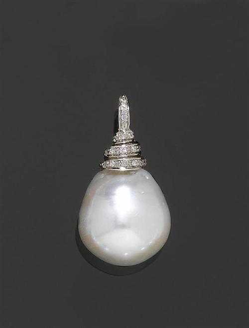 Appraisal: PEARL AND BRILLIANT-CUT DIAMOND PENDANT White gold Decorative pendant of