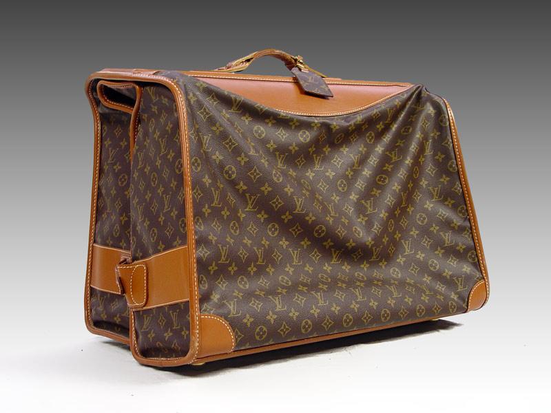 Appraisal: LOUIS VUITTON GARMENT BAG Classic logo decoration Folds to carry