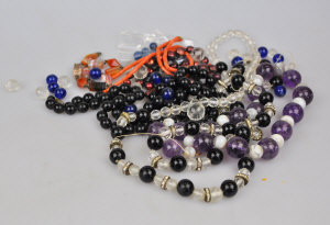 Appraisal: Various vintage hardstone and glass bead necklaces to w an