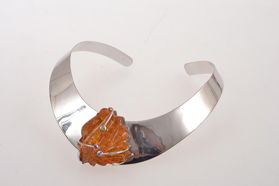 Appraisal: AN AMBER AND GEMSTONE NECKLACE IN STERLING SILVER AN AMBER