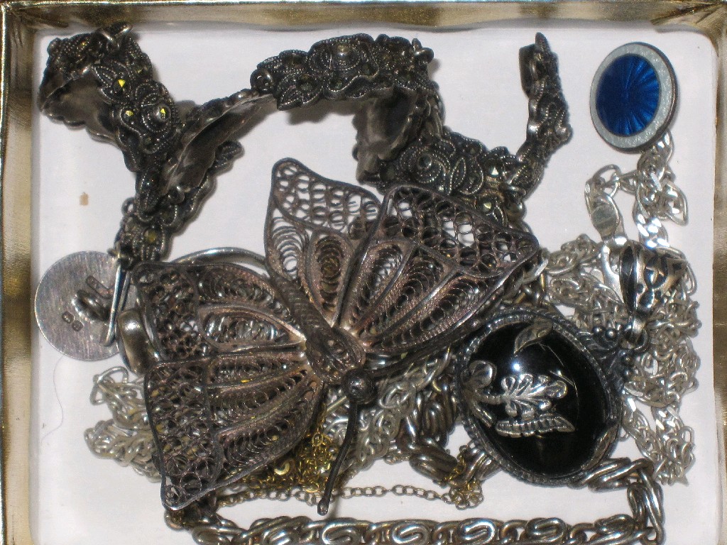 Appraisal: Box of silver jewellery