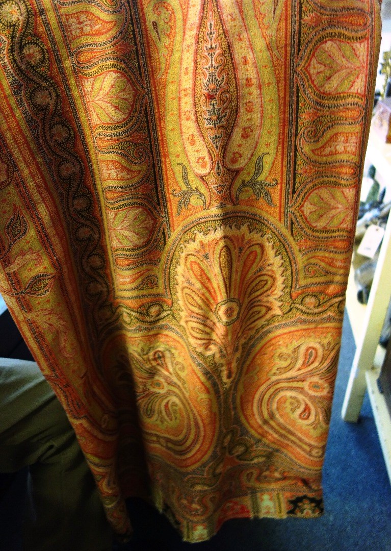 Appraisal: A quantity of textiles including a paisley shawl a silk