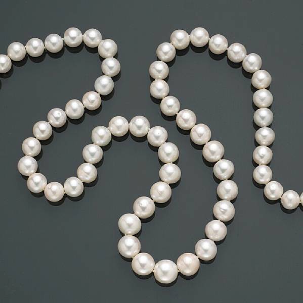 Appraisal: A freshwater cultured pearl and diamond necklace pearls measuring approximately