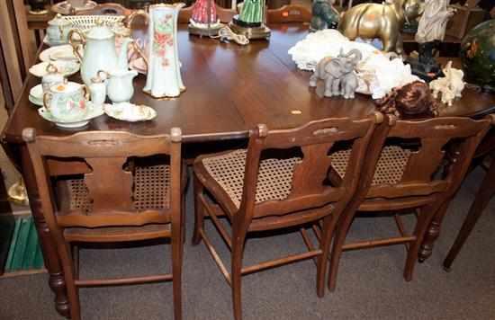 Appraisal: Victorian mahogany extension table with three leaves and a set