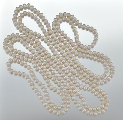 Appraisal: A Inch-Long Strand of Freshwater Cultured Pearls An attractive inch