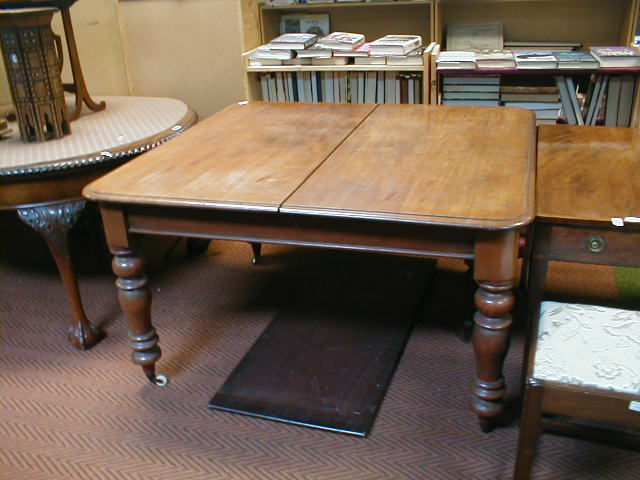 Appraisal: A Victorian mahogany pull-out extending dining table with moulded top