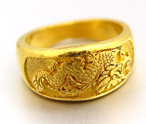 Appraisal: K GOLD BAND RING WITH EMBOSSED DRAGON MOTIF K yellow