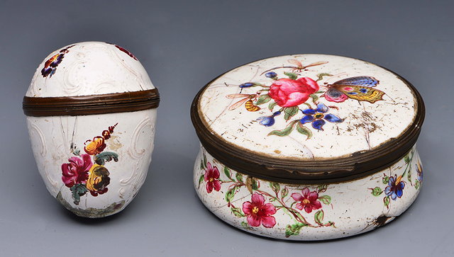 Appraisal: A GEORGIAN CIRCULAR ENAMEL SNUFF BOX decorated with flowers and