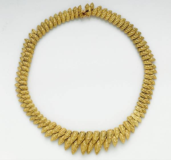 Appraisal: An eighteen karat gold necklace French of stylized leaf design