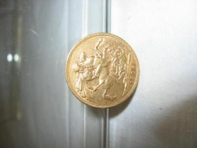 Appraisal: AN EDWARD VII GOLD SOVEREIGN