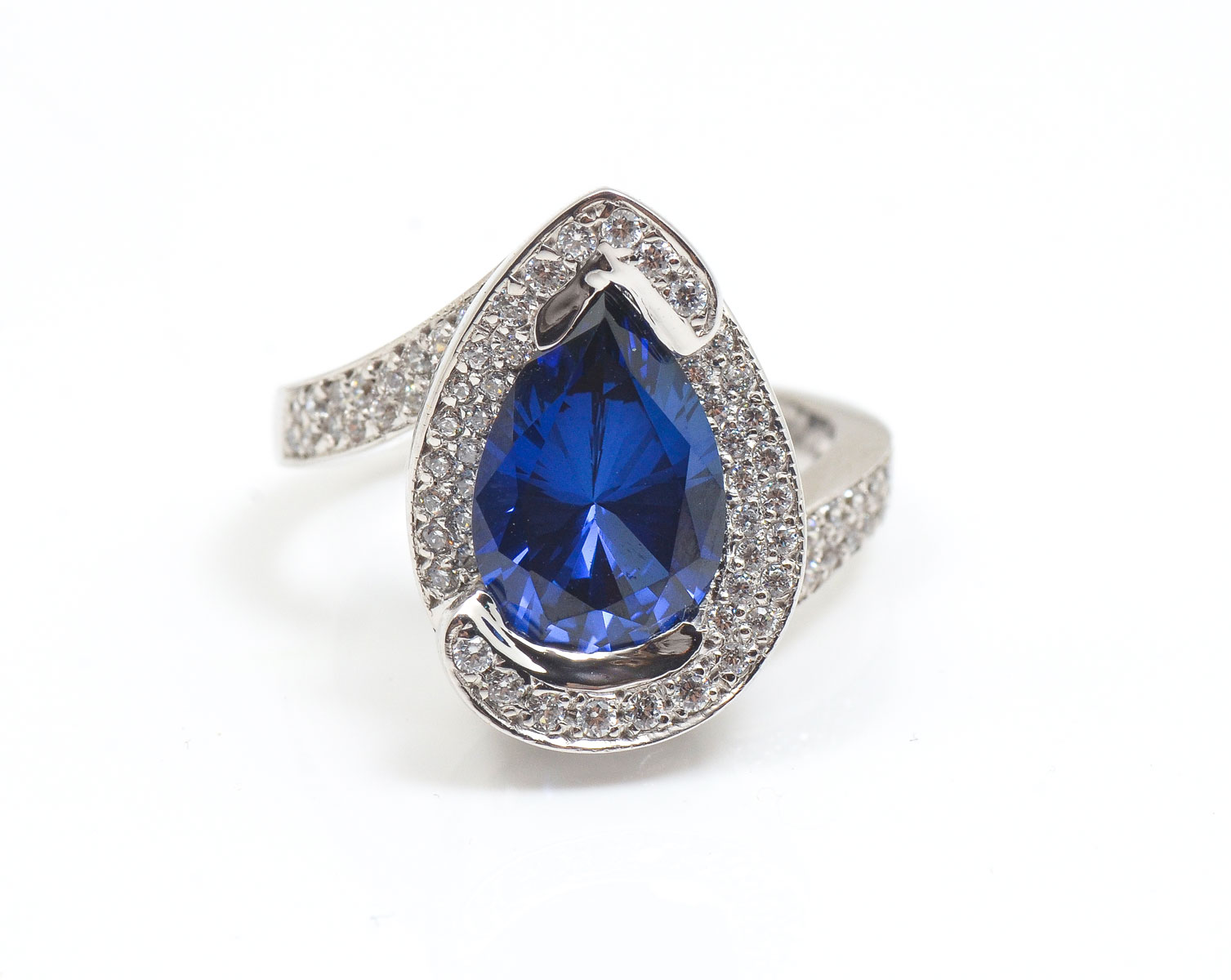 Appraisal: K SYNTHETIC SAPPHIRE DIAMOND RING K white gold ring contains