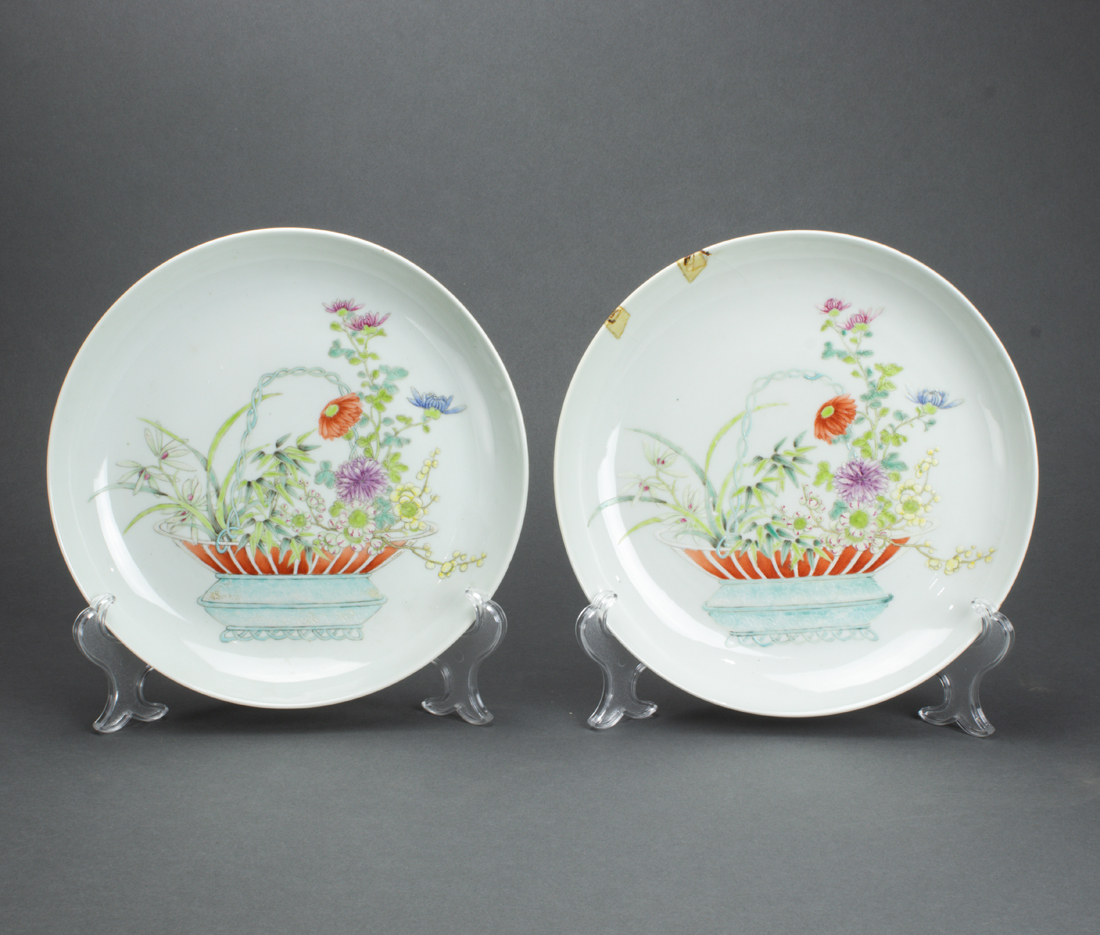 Appraisal: PAIR OF CHINESE FAMILLE ROSE DISHES Pair of Chinese famille