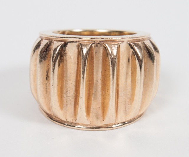 Appraisal: Seaman Sheppes lady's K gold ring in a modernist ribbed