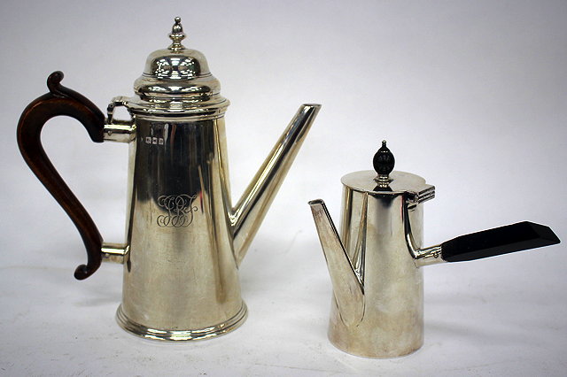 Appraisal: AN EARLY TH CENTURY GOLDSMITHS SILVERSMITHS COMPANY SILVER COFFEE POT