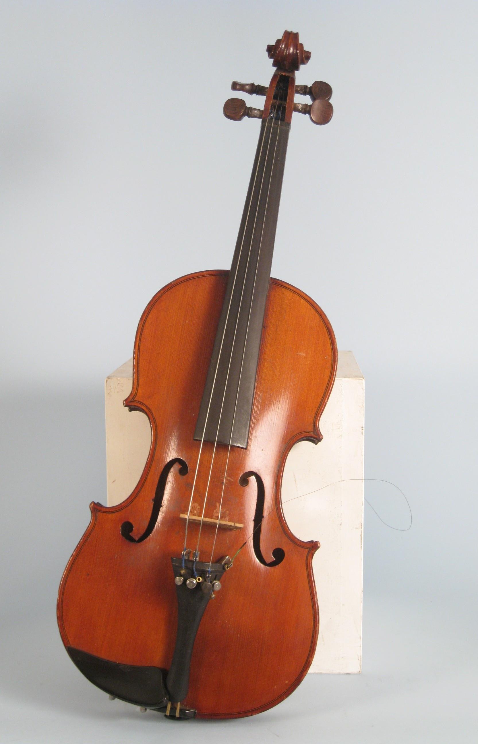 Appraisal: An old Violin with two piece back and inlaid perfling