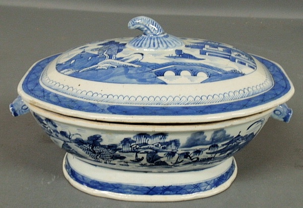 Appraisal: - Blue and white Canton soup tureen th c top