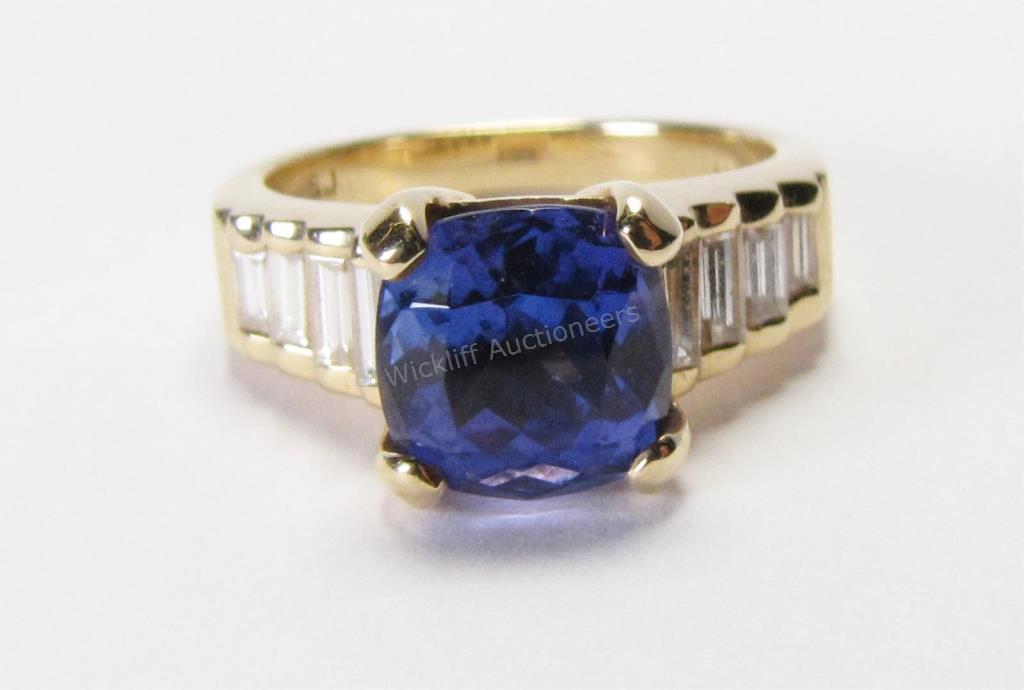 Appraisal: A K yellow gold ring with beautiful blue mm cushion