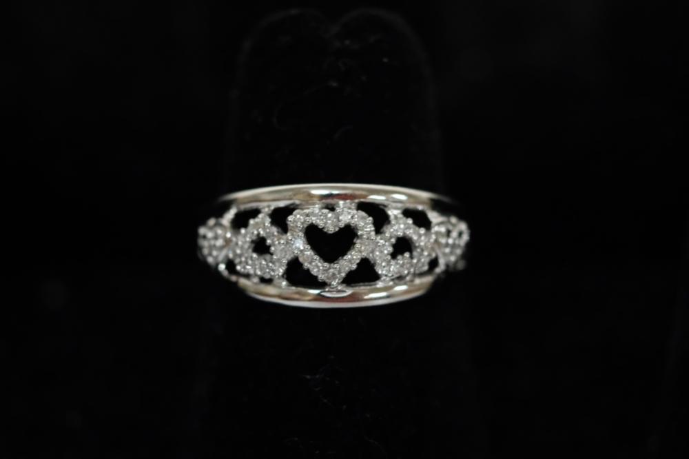 Appraisal: K WG WHITE DIAMOND HEART RING SZ k White gold