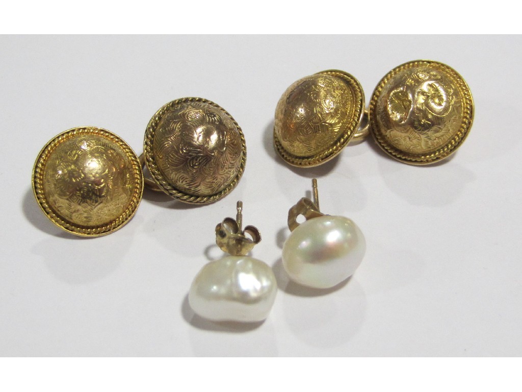 Appraisal: Lot comprising a pair of Victorian unmarked gold cuff links