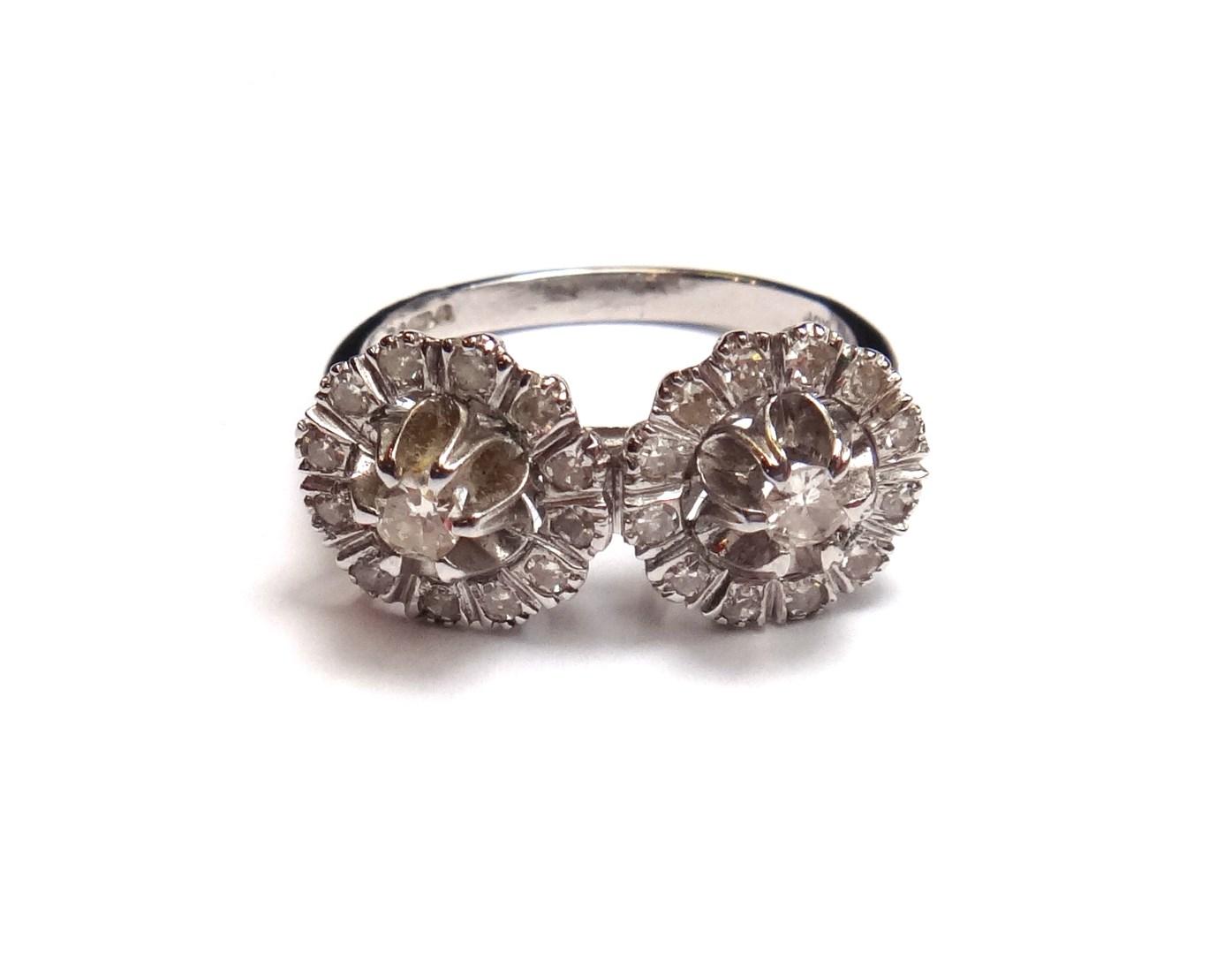 Appraisal: An ct white gold and diamond set ring in a