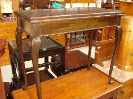 Appraisal: A stained oak card table on cabriole legs