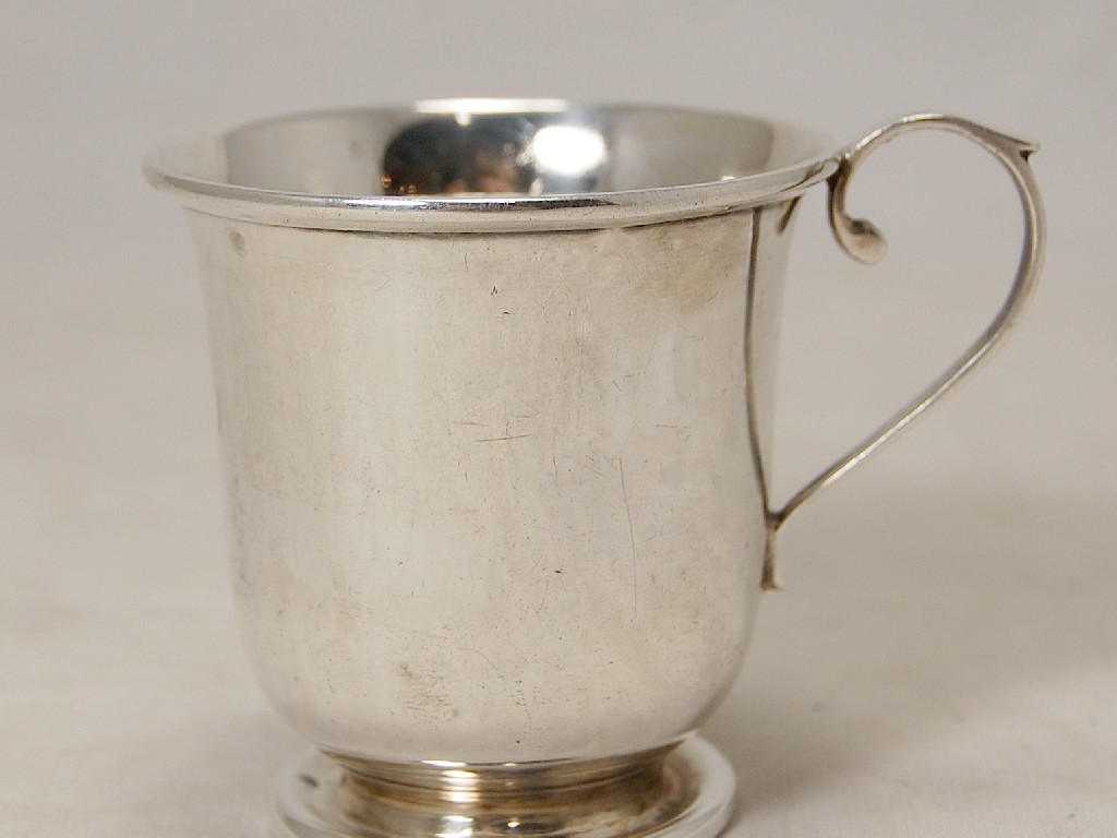 Appraisal: Silver child's mug on foot Chester approx ozs