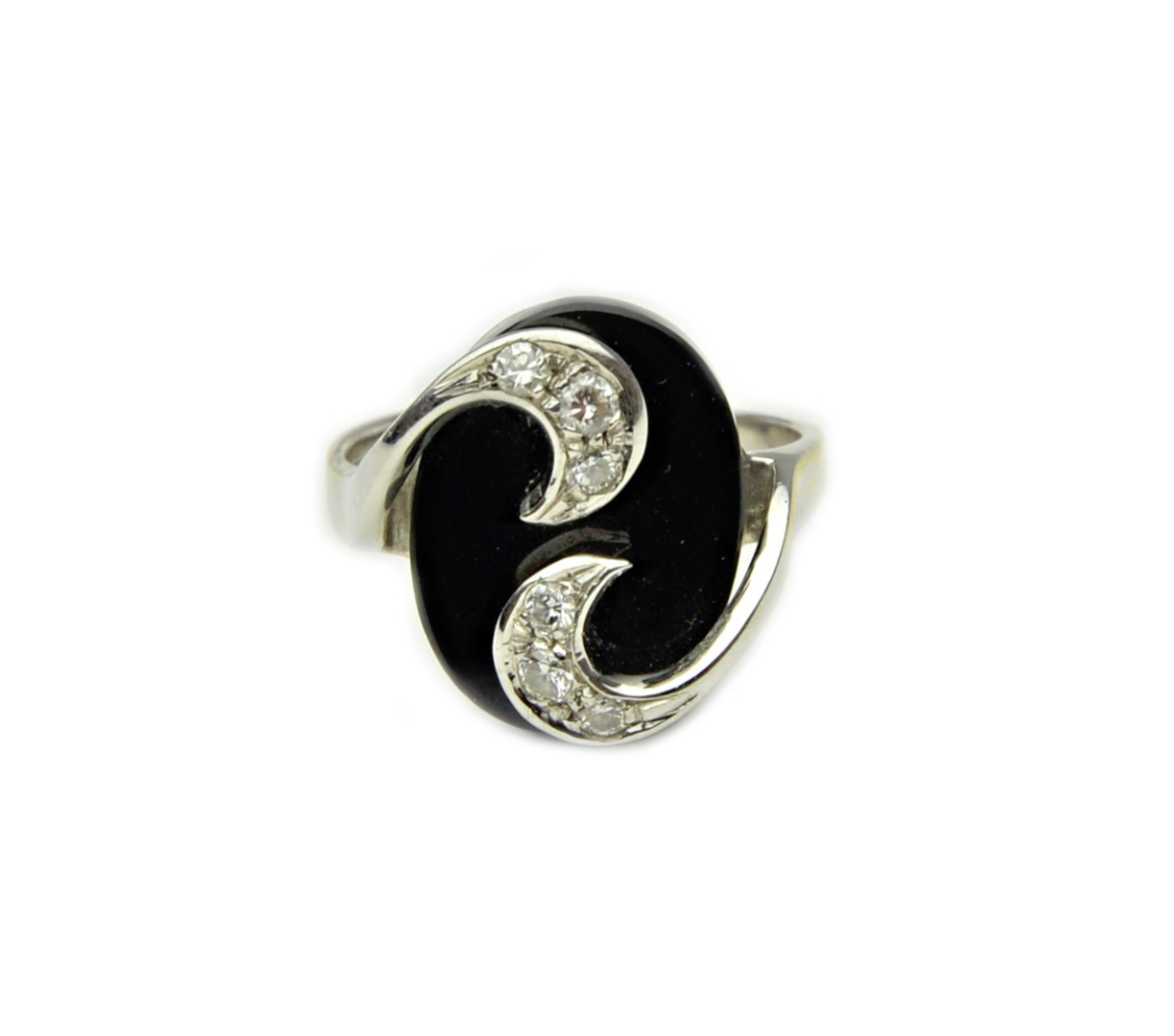 Appraisal: A white gold diamond and black onyx ring the oval